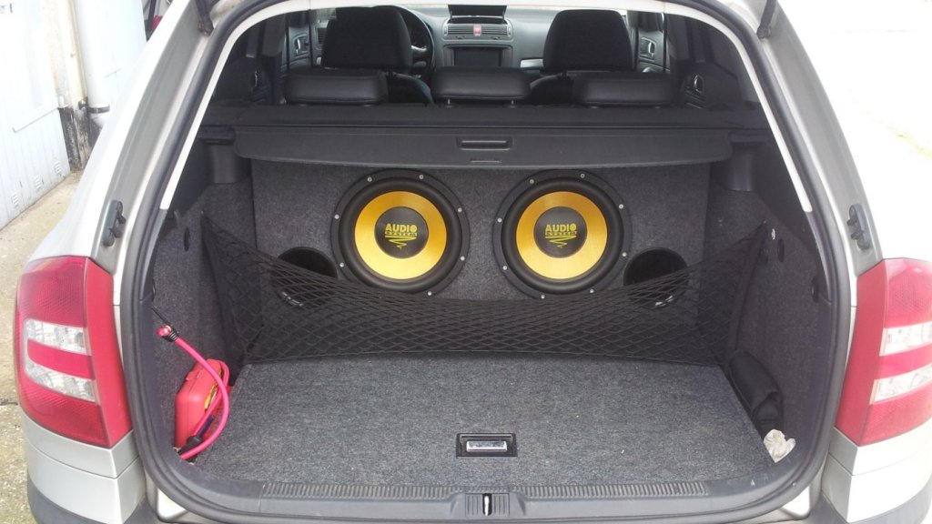 2x Audio System X-ION12 in Eigenbau Bassreflexgehäuse.<br />Im Hintergrund zu erkennen, das Alpine INE-W928R Navi.